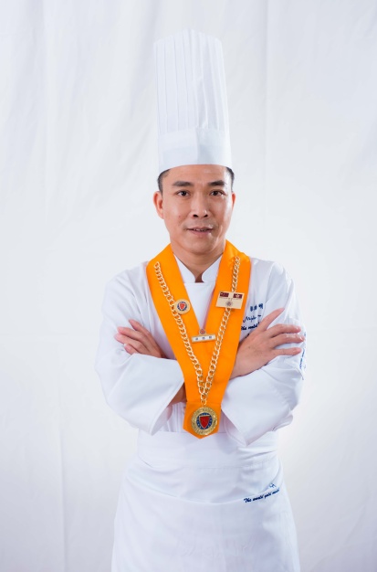 1756373284388322.jpg 梁路明厨师照.jpg